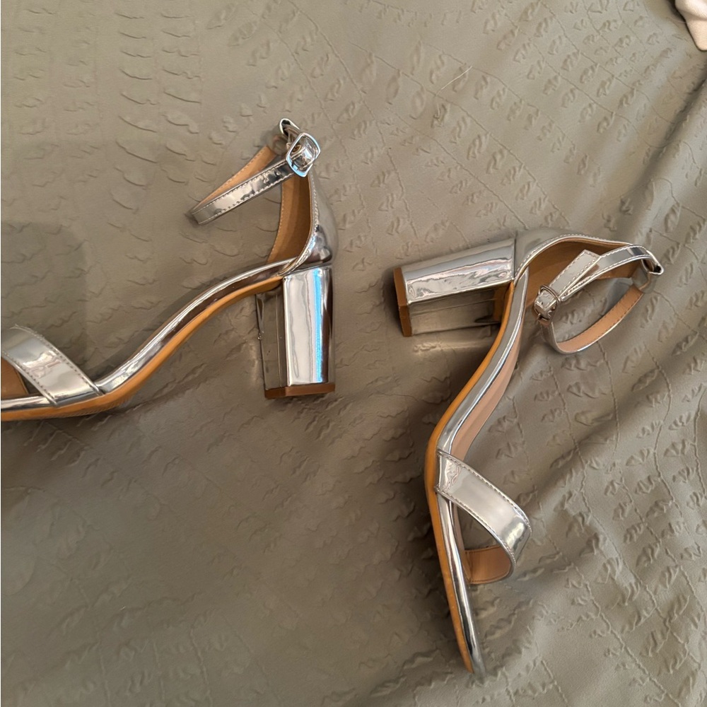 Silver Heels - Picture 6 of 7